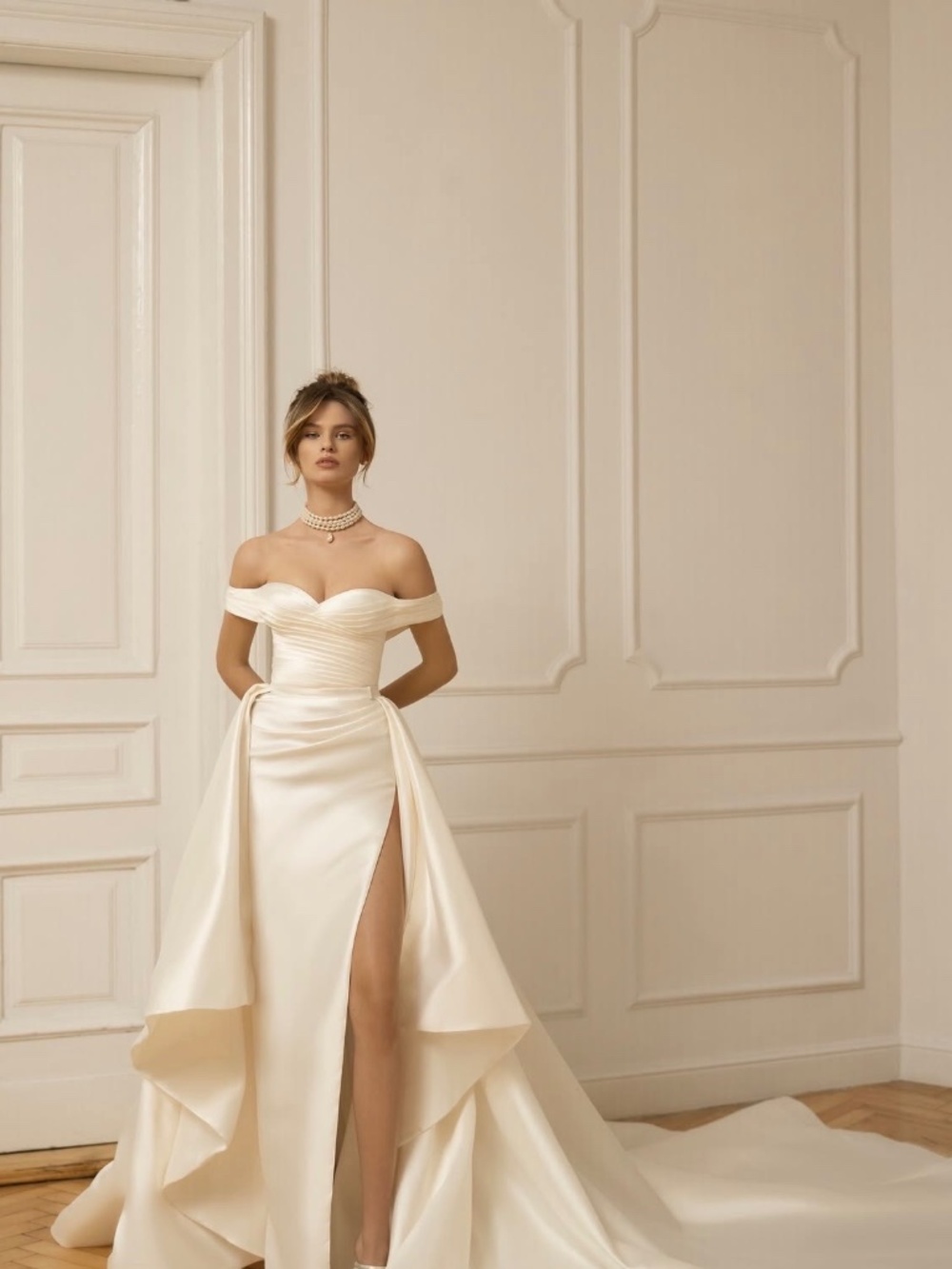 Wona Bridal Ivory - Low back wedding dress with detachable overskirt